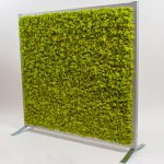 roomdivider van mos in de kleur springgreen met aluminium rand
