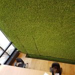 moswand middelgreen over meerdere verdiepingen in kantoor