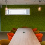 muur van mos springgreen in vergaderruimte