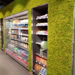 muur van springgreen mos in supermarkt