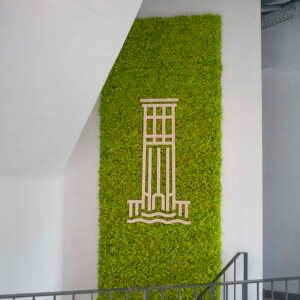 mospanelen rendiermos springgreen met houten logo-tekst-2